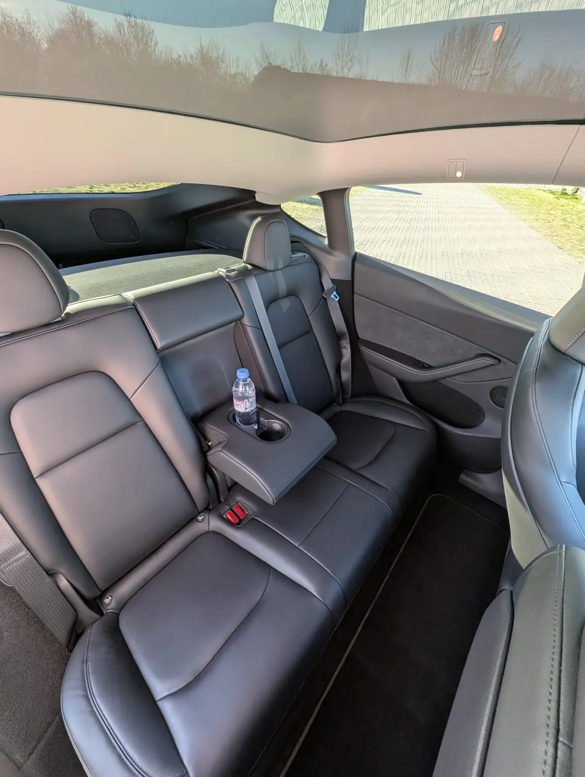 Leather rear seats of the Tesla Model Y with centre armrest and panoramic roof