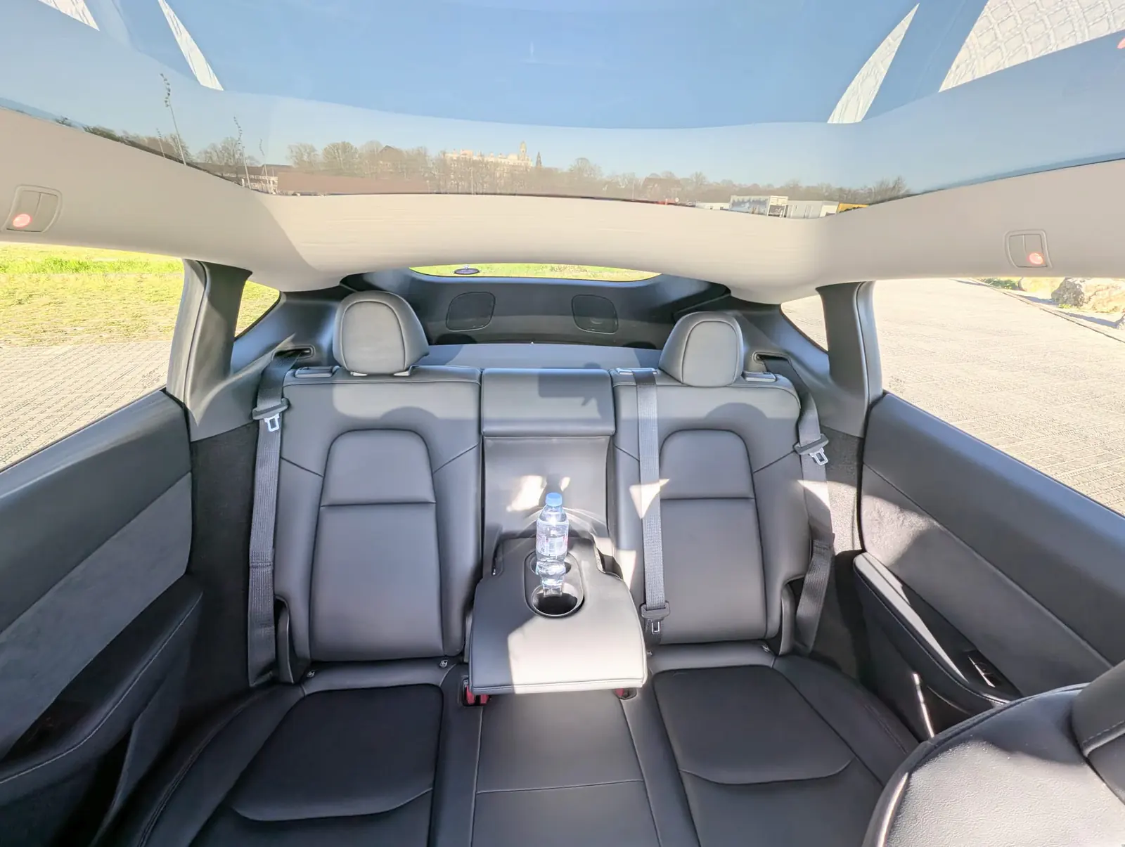 Banquette arrière en cuir et toit panoramique de la Tesla Model Y, pour les trajets longue distance