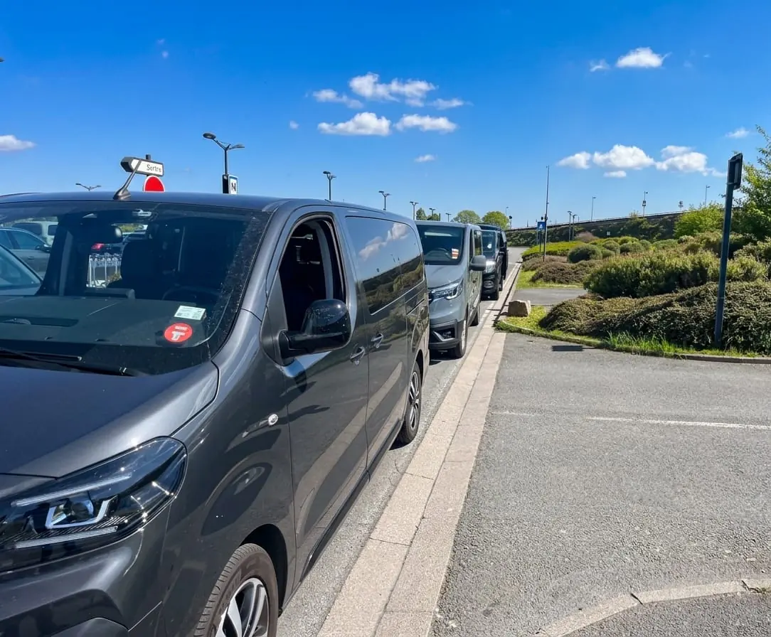Van de VTC en Nord stationné en zone de prise en charge, prêt pour un transfert vers l’aéroport de Lille-Lesquin