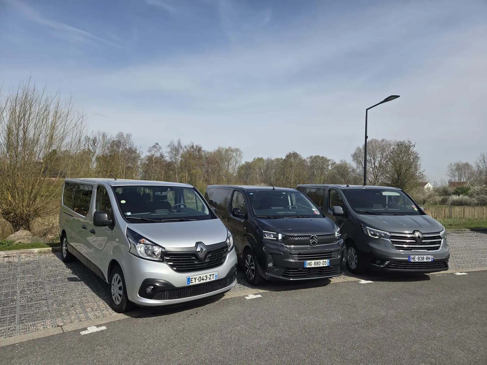 VTC en Nord 8-seater vans: Renault Trafic and Citroën Spacetourer in a car park